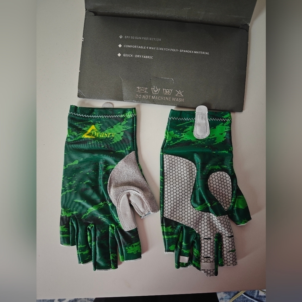 NWT outdoor Gloves